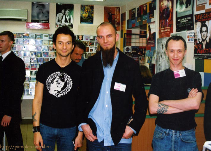 Dave Gahan and Jonathan Kessler shopping in St-Petersburg, Russia, June the 17th 2003.© Modelena, 2003